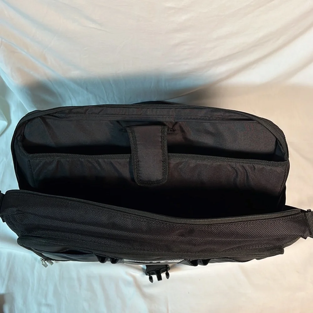 Solo Active 17 Inch Laptop Messenger Bag, Grey/Black